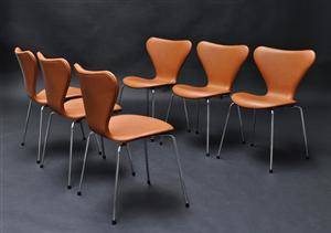Arne Jacobsen. Sæt på seks stole syvere, model 3107, cognacfarvet Calvados læder 6