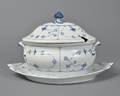 Kgl. P. - Musselmalet Riflet - oval terrin  underfad - nr. 215  2182. sort.. 2
