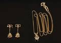 Smykkesæt, vedhæng med kæde samt par ørestikkere Ca. 0.94 ct. 3 