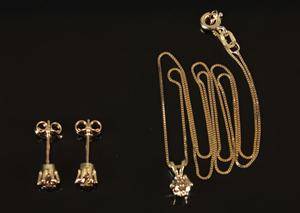 Smykkesæt, vedhæng med kæde samt par ørestikkere Ca. 0.94 ct. 3 