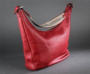 Burberry. Skuldertaske udført i rødt læder