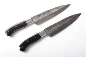 To kokkeknive med klinger i damaceret stål. 2