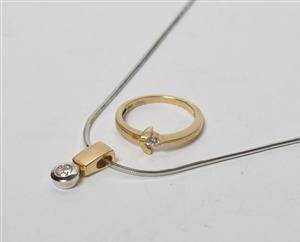 Halskæde af sterling sølv, med vedhæng samt ring af 8 kt. guld