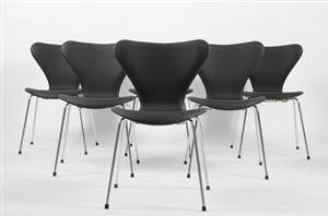 Arne Jacobsen. Sæt på seks stole syveren , model 3107, nybetrukket med sort læder
