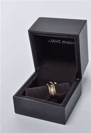 Regitze Overgaard for Georg Jensen. Magic ring af 18 kt. guld og hvidguld med brillanter, i alt 0,22 ct