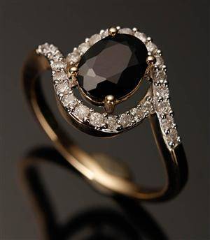 Ring, 9 kt guld, med safir og diamanter