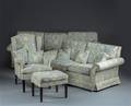 Sofasæt. Tre-pers. sofa, to-pers. sofa, lænestol samt puf 4