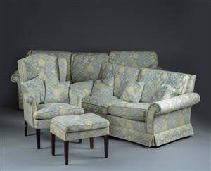 Sofasæt. Tre-pers. sofa, to-pers. sofa, lænestol samt puf 4