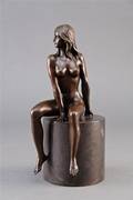 Bronzefigur forestillende ung kvinde