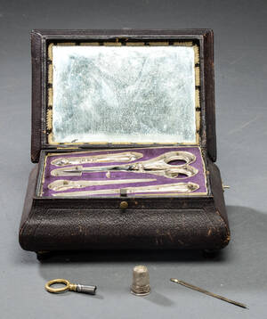 Biedemeirt sysæt i læderbeklædt spilledåse, ca. 1830