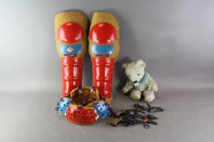 Ishockeyskydd, nalle och leksakspistoler