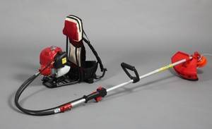 Rygbåren græstrimmer med fleksibel aksel. 