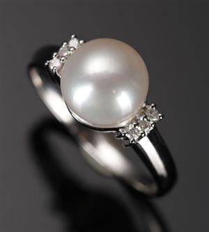 Ring, med Ferskvandskulturperle og diamanter