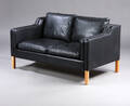 Dansk møbelproducent. To-personers sofa betrukket med sort læde