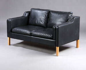 Dansk møbelproducent. To-personers sofa betrukket med sort læde