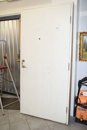 Ytterdörr med lås och nyckel, karmmått 98x210 cm