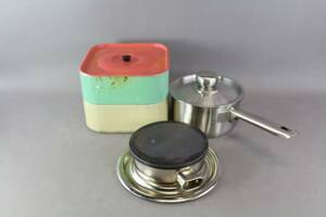 Tvådelad plåtburk, kastrull och kokplatta