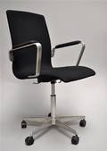 Arne Jacobsen. Oxford kontorstol med armlæn og vip, model 3271
