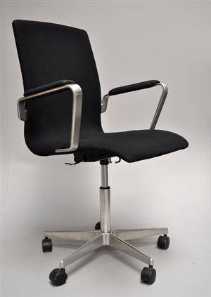 Arne Jacobsen. Oxford kontorstol med armlæn og vip, model 3271