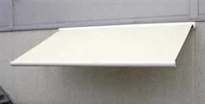 Vit markis 4 meter, helslutet aluminiumhölje, motor samt fjärrkontroll, galvaniserade beslag och rostfria bultar 