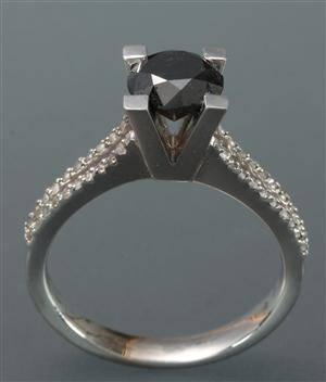 Ring med sort og hvide diamanter - ca. 1.66 ct.
