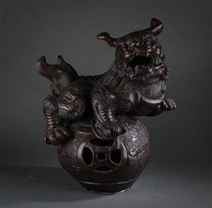 Fo hund af patineret stentøj