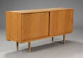 Dansk møbelproducent. Lav skænk, egetræ, 196070erne