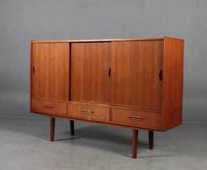 Dansk møbelproducent. Skænk, teak.