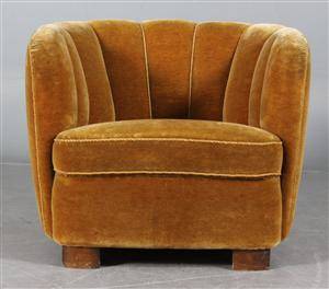 Lænestol betrukket med velor. Ca. 1940.