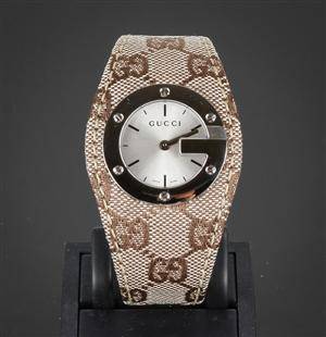 Gucci damearmbåndsur af stål og canvas, ref. 104