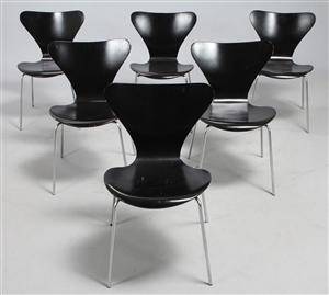 Arne Jacobsen. Sæt på seks stole, model 3107, Syveren 6 