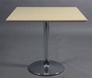 Nanna Ditzel. Tobago cafebord i lakeret ahorn. Fredercia Furniture.