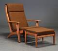 Hans J. Wegner. Højrygget lænestol med skammel 2