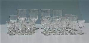Holmegaard m. fl. En samling ældre glas, bl.a. Berlinois. H. 8-15 cm. 28