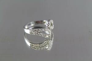 Ring i vitt guld 14 k med 28 st vita stenar