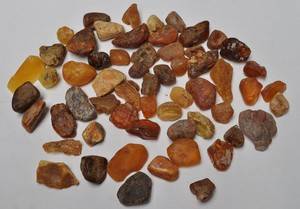 En samling upoleret rav ca. 714 gr.