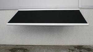 Sort markise 5,5 meter, hellukket aluminiumskasse, motor samt fjernbetjening. Galvaniserede beslag samt rustfri bolte