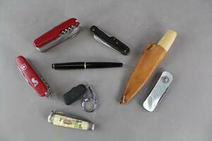 Fickknivar 7 st bla Victorinox och penna Mont Blanc