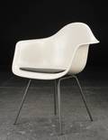 Charles Eames. Armstol model DAX, glasfiber