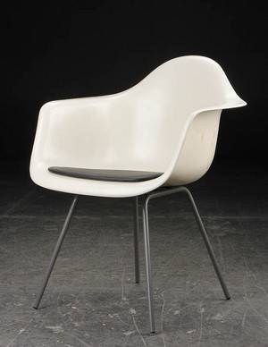 Charles Eames. Armstol model DAX, glasfiber