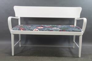 Soffa i trä med stoppad dyna