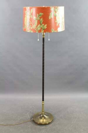 Golvlampa i mässing och lindat läder