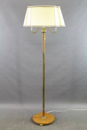 Golvlampa i trä och mässing 