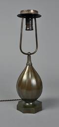 Just Andersen 1884-1943. Bordlampe af patineret diskometal, dessin nr. 1860.