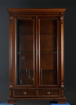 Vitrinskåp, 1900-talets senare del. Denna vara har satts till omförsäljning under nytt varunummer4402054