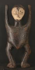 Afrikansk skulptur skuren i trä.