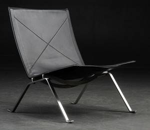 Poul Kjærholm. Lænestol, model PK22 i sort læder 