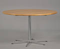 Arne Jacobsen 1901-1972 Cirkulært spisebord i egetræ