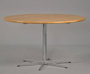 Arne Jacobsen 1901-1972 Cirkulært spisebord i egetræ