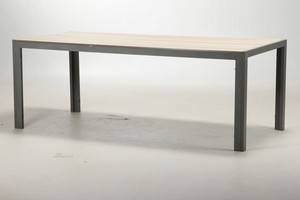 Havebord med bemalet metalstel og nonwood materiale.